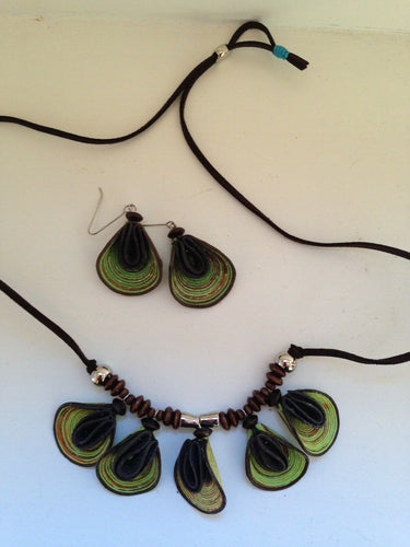 Green/brown Necklace & earrings