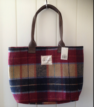 Red "Tartan" Tweed bag 41 x 28 x 12 cm. Inside zipped pocket